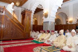 Image du Maroc Professionnelle de  Sa Majesté le Roi Mohammed VI, Amir Al Mouminine, accomplit la prière de l'Aïd Al-Fitr à la Mosquée Ahl Fès à Rabat, le 15 Juin 2018. (Photo/ SPPR) via Jalilbounhar.com